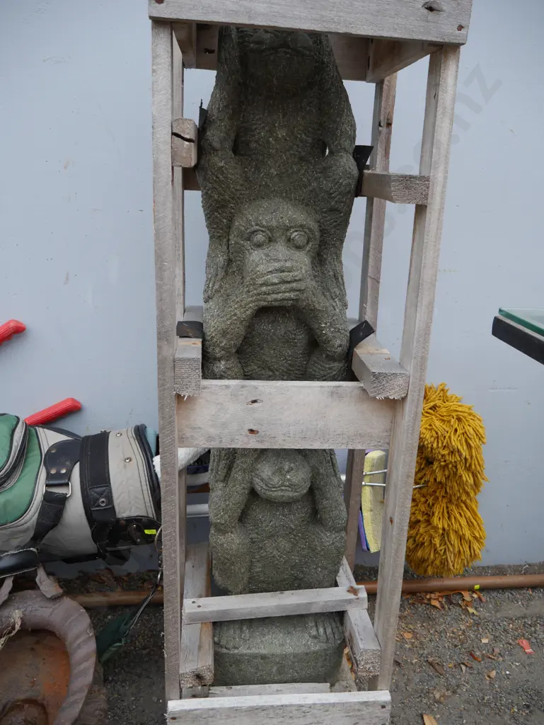 Monkey stack statue Image 1++