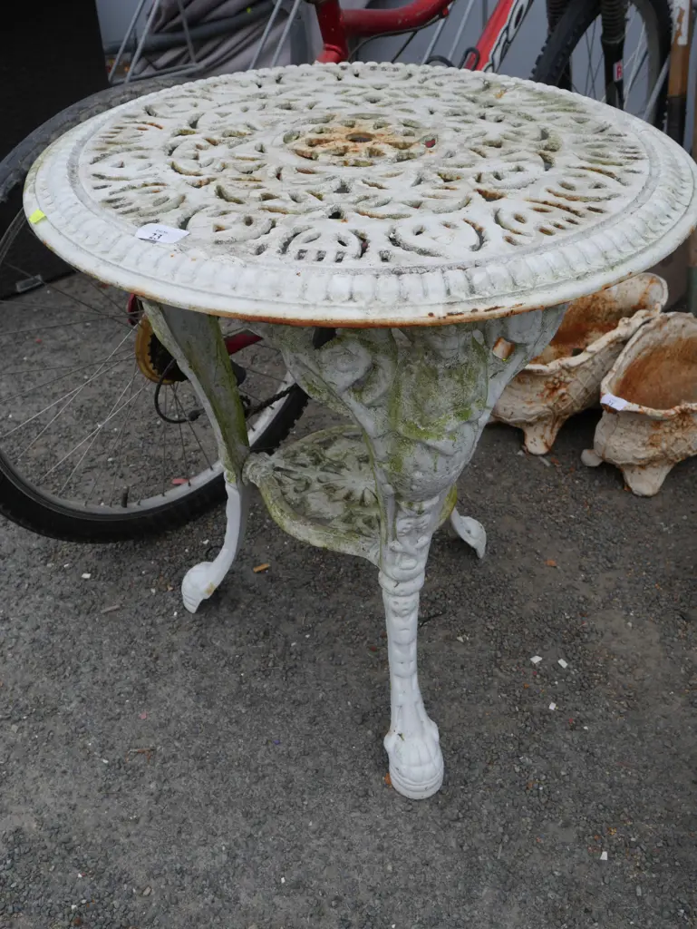Cast iron table Image 1++