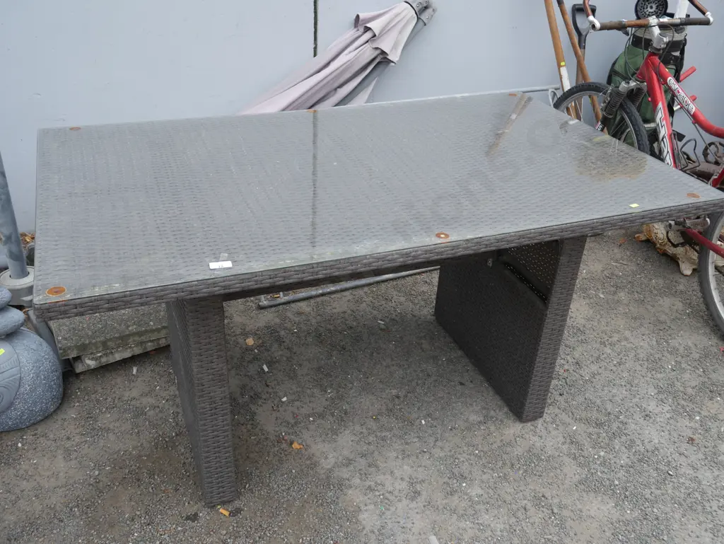 Outdoor table Image 1++