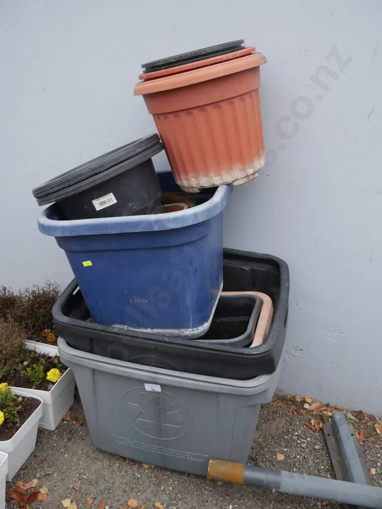 Plastic plant pots, and bins Image 1++