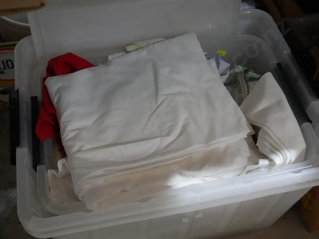 Storage containers and linen Image 1++