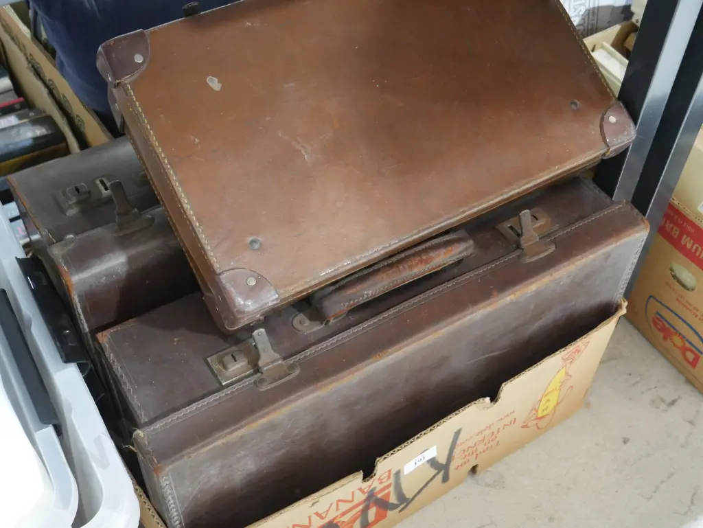 Small leather suitcases Image 1++