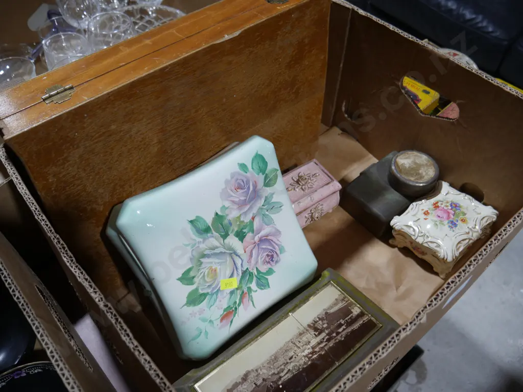 Trinket pots, wooden box Image 1++