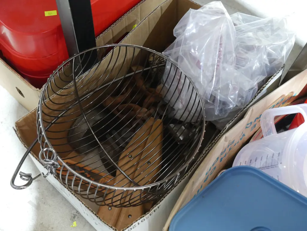 Metal basket, woodware etc Image 1++