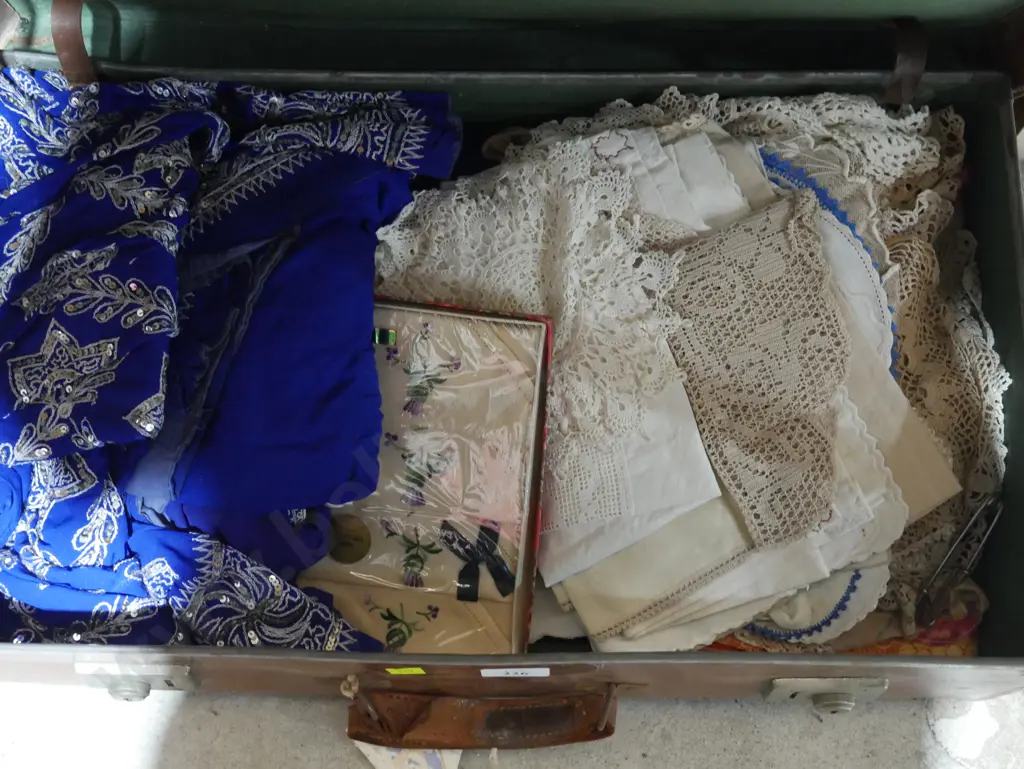 Suitcase of linen Image 1++
