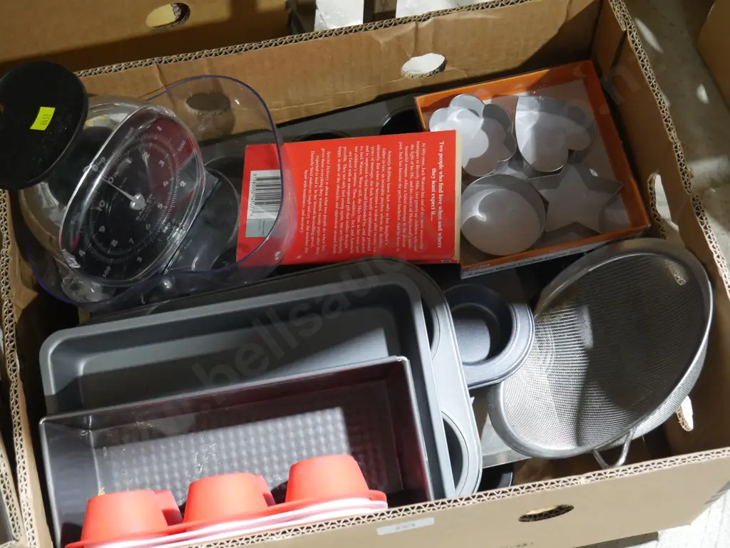 Baking trays, scale etc Image 1++