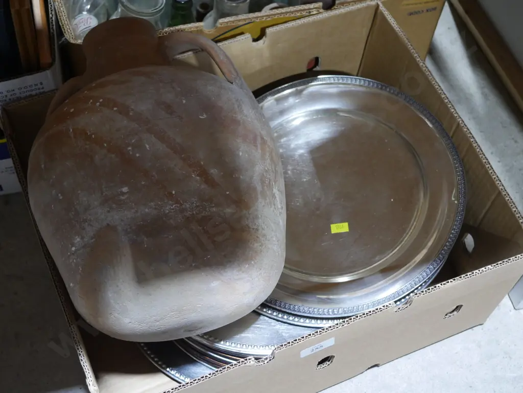 Ep/plastic plates, pottery jug Image 1++