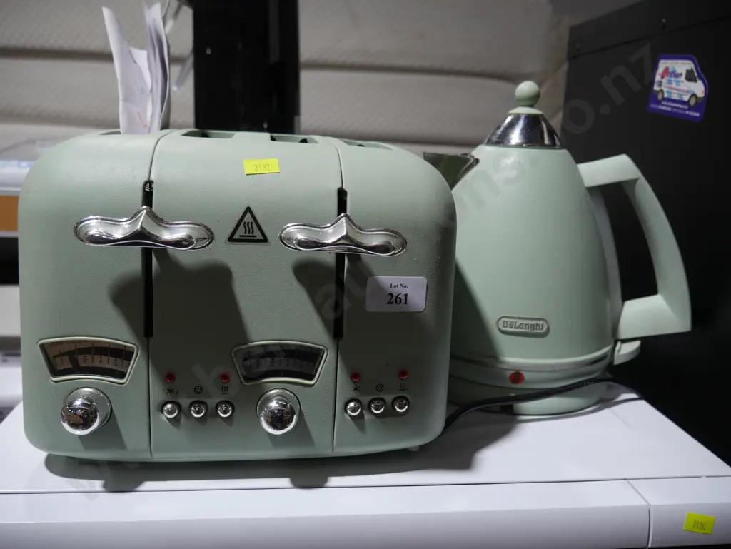 De'Longhi toaster and kettle Image 1++