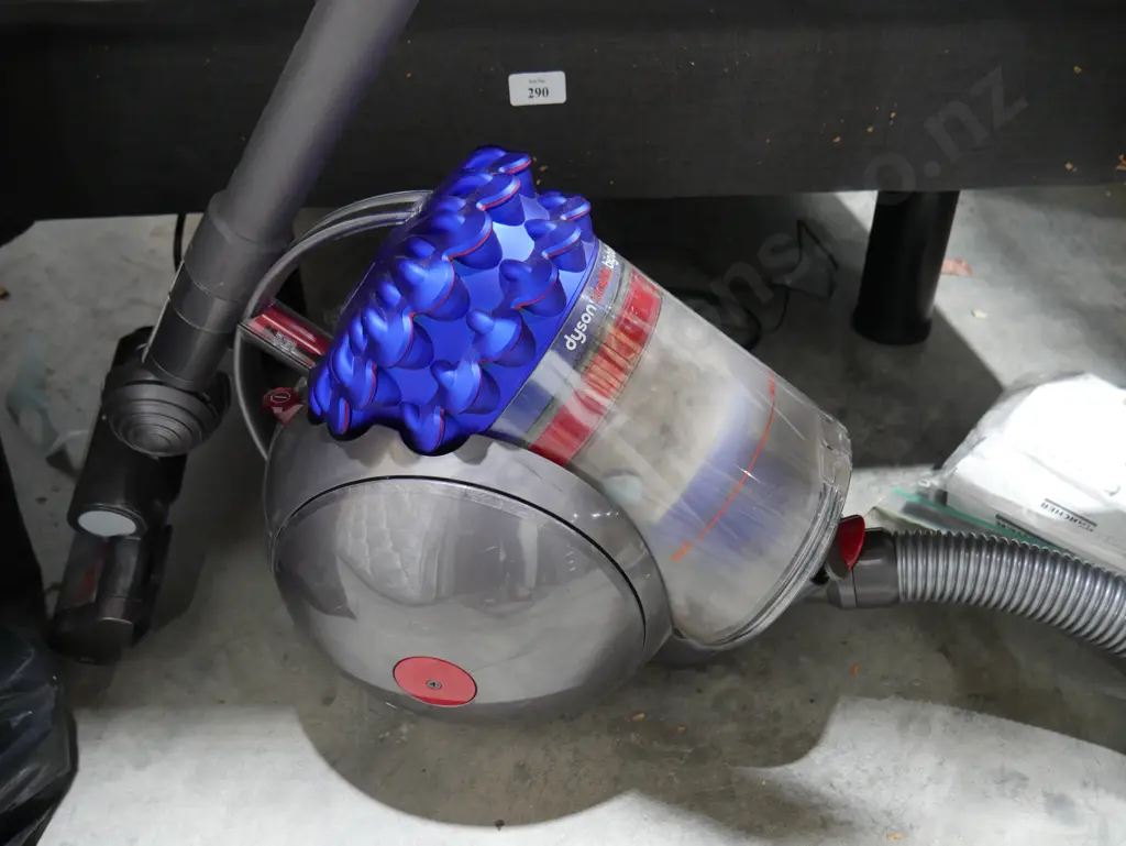 Dyson vacuum Image 1++