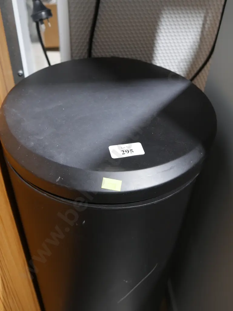 Rubbish bin Image 1++
