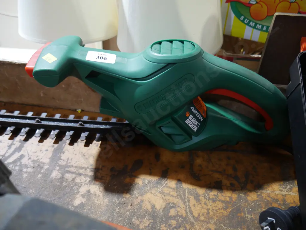 Black and decker hedge trimmer Image 1++