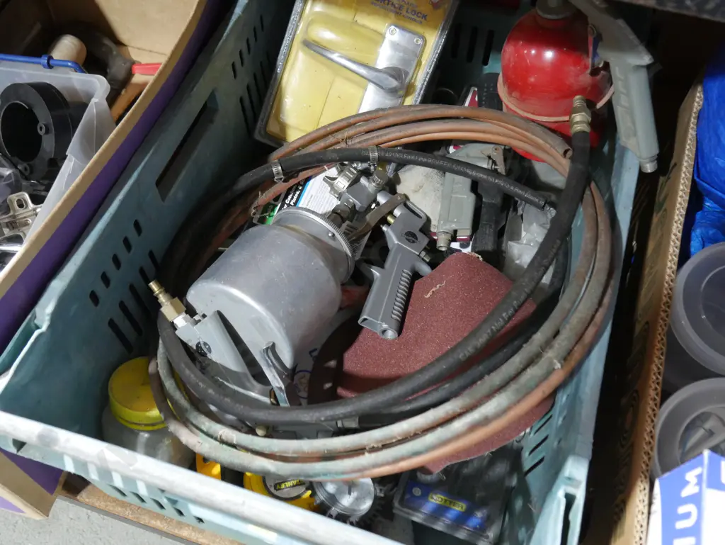 Spray gun, oil can and other sundries Image 1++