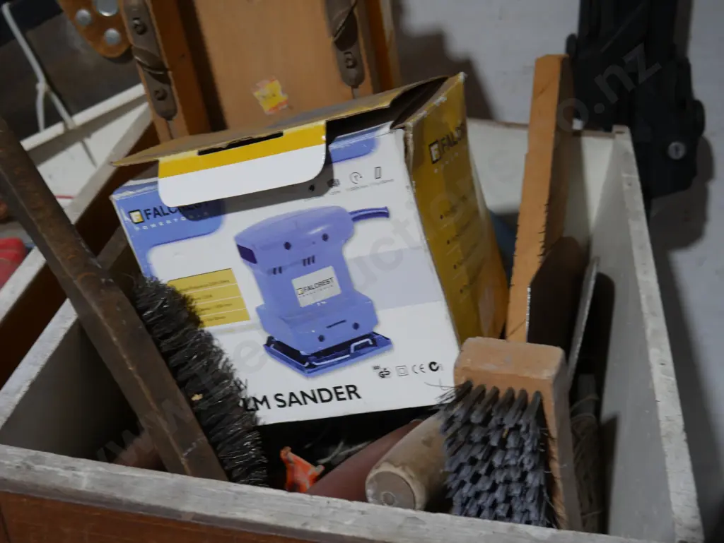 Palm sander, mitre box and saw etc Image 1++