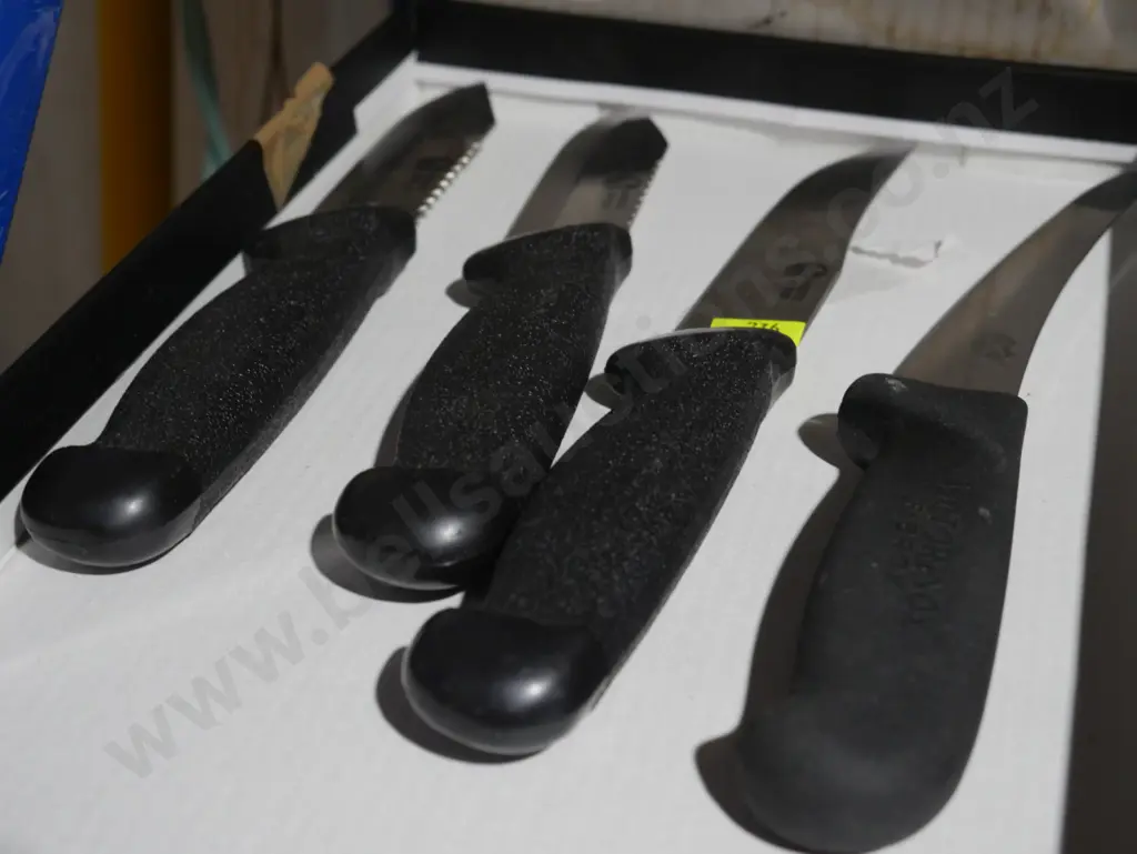 4 green river knifes Image 1++