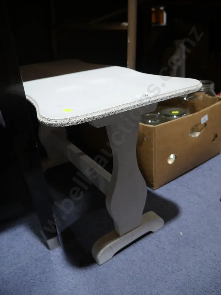 Side table Image 1++
