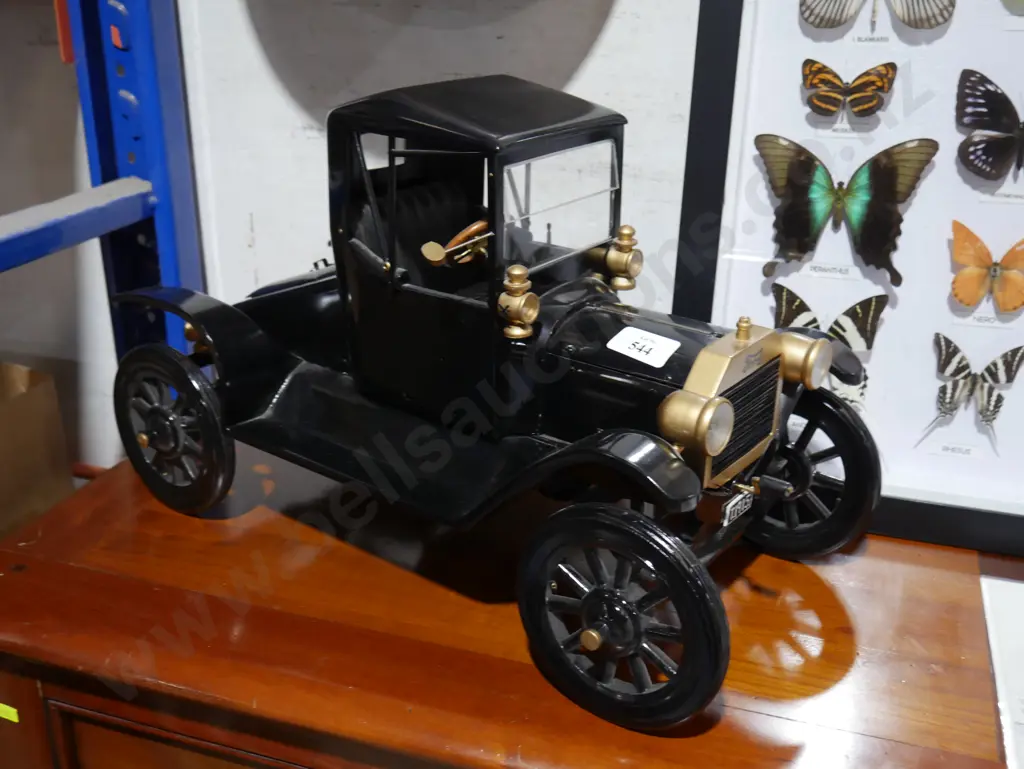 Large vintage Ford car Image 1++