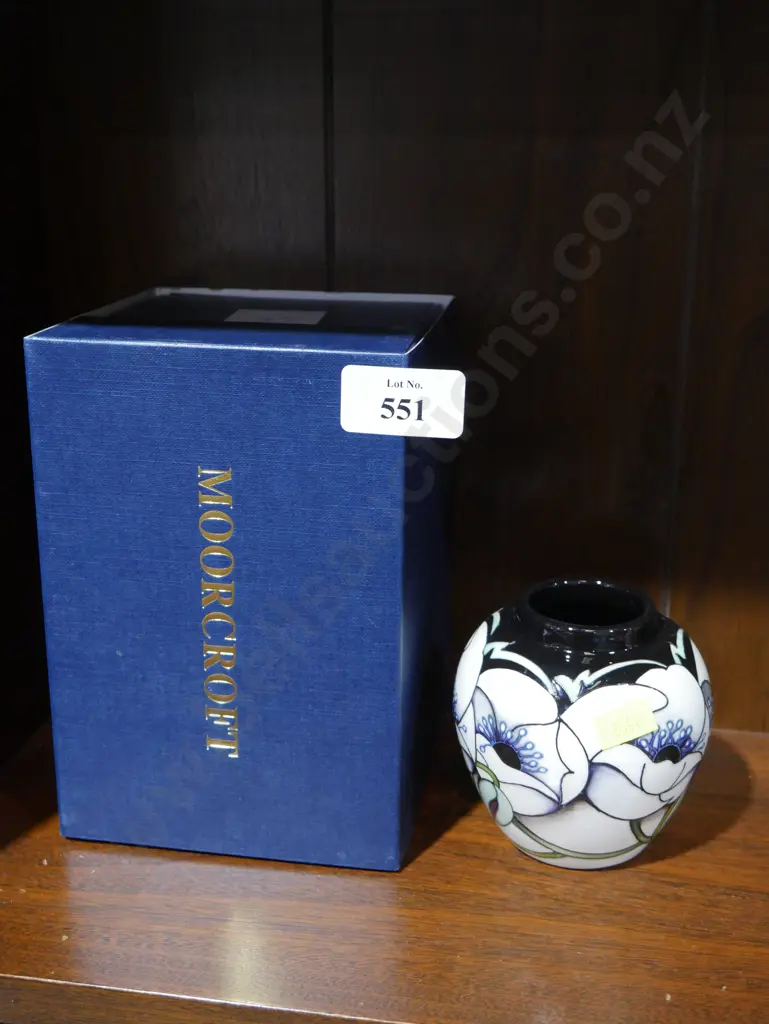 Boxed Moorcroft vase Image 1++