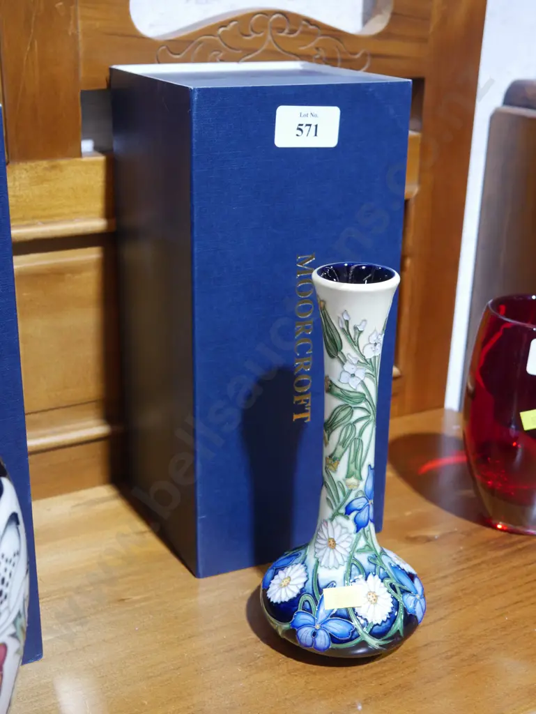 Boxed Moorcroft vase Image 1++
