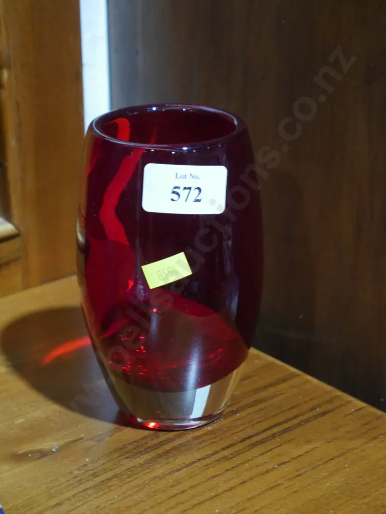 Red art glass vase Image 1++