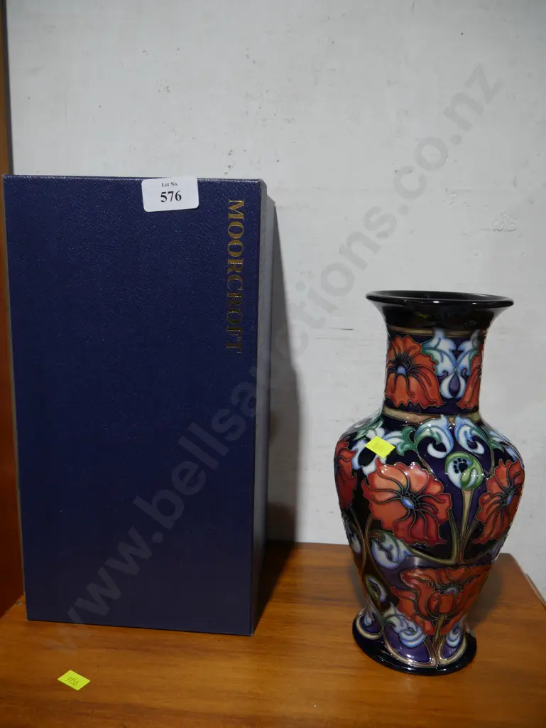 Boxed Moorcroft vase Image 1++