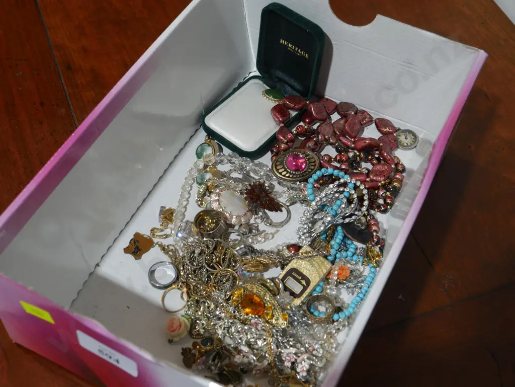 Costume jewellery Image 1++