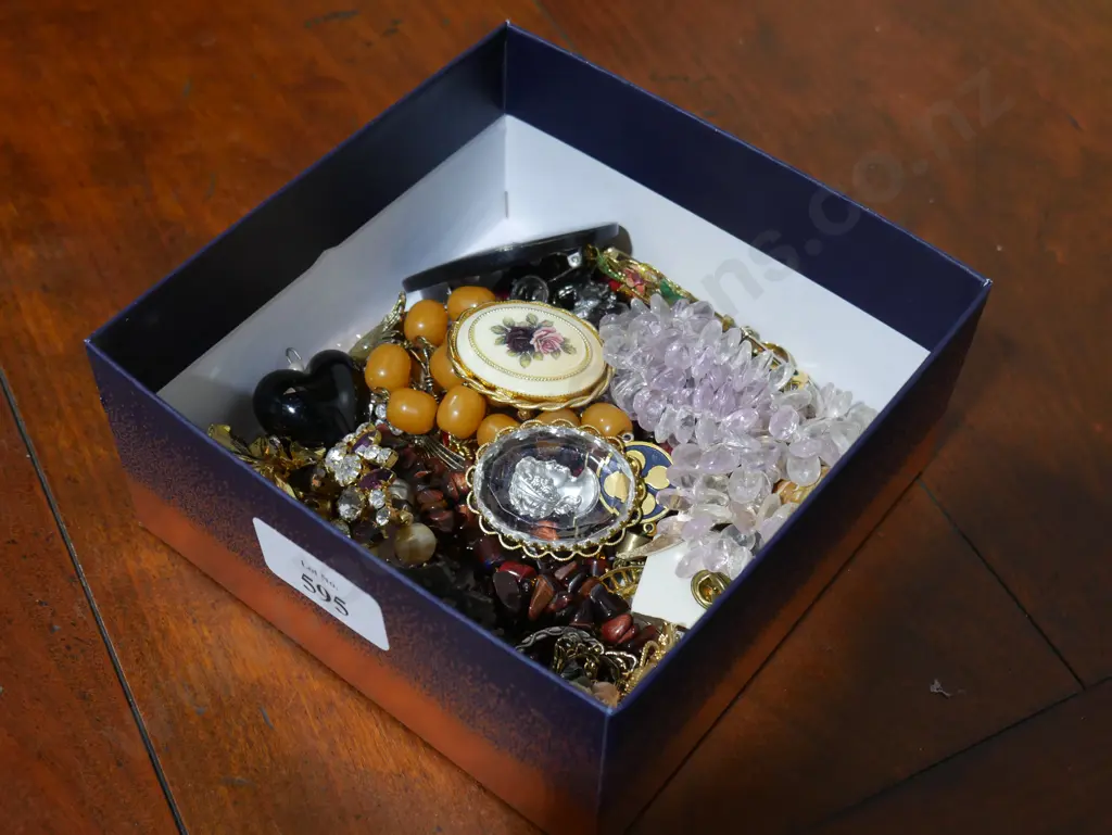 Costume jewellery Image 1++
