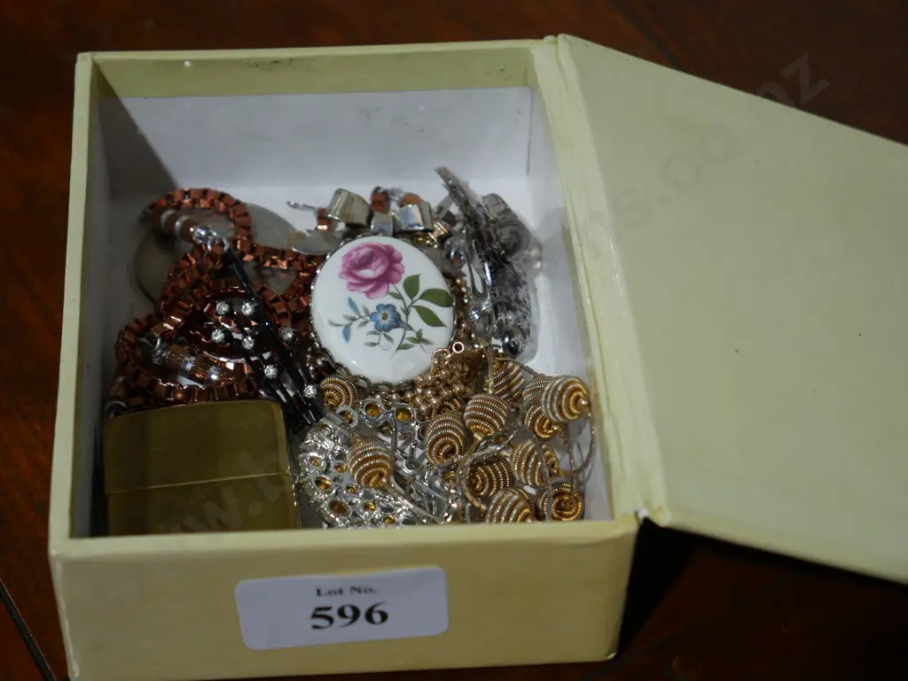 Costume jewellery Image 1++