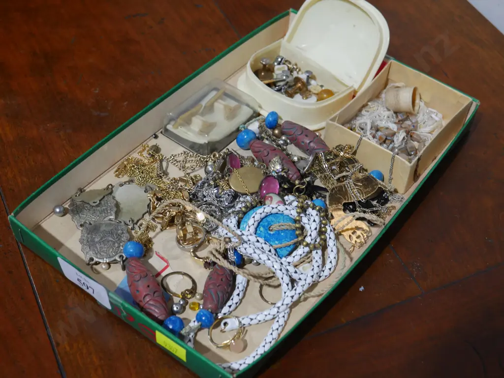 Costume jewellery Image 1++