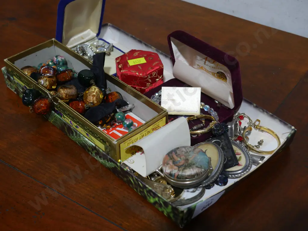 Costume jewellery Image 1++