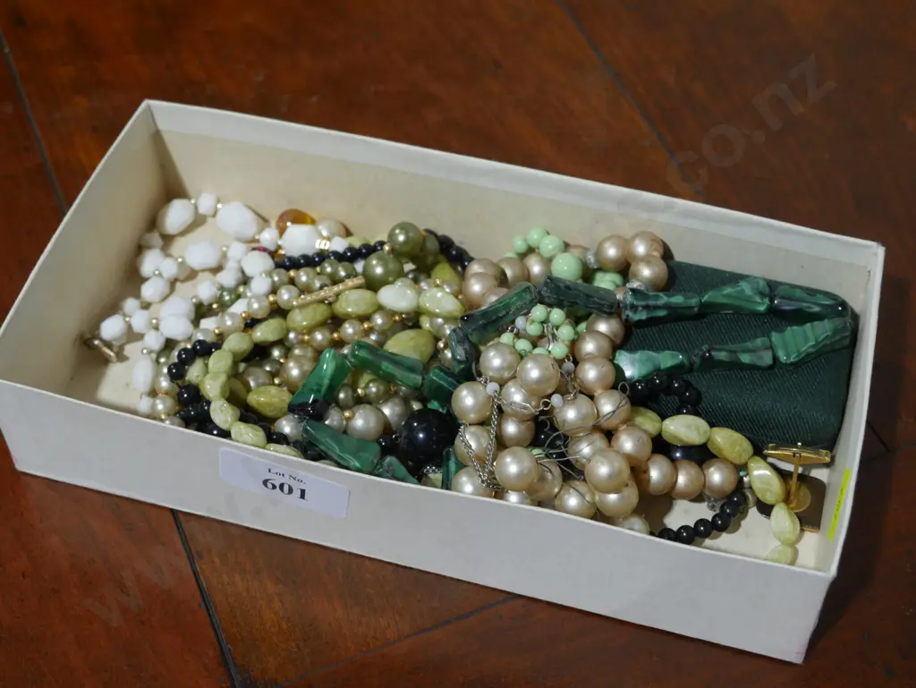 Costume jewellery Image 1++