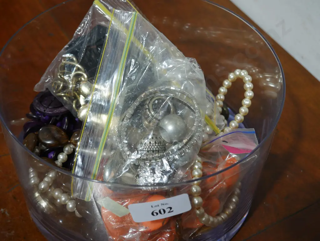 Costume jewellery Image 1++