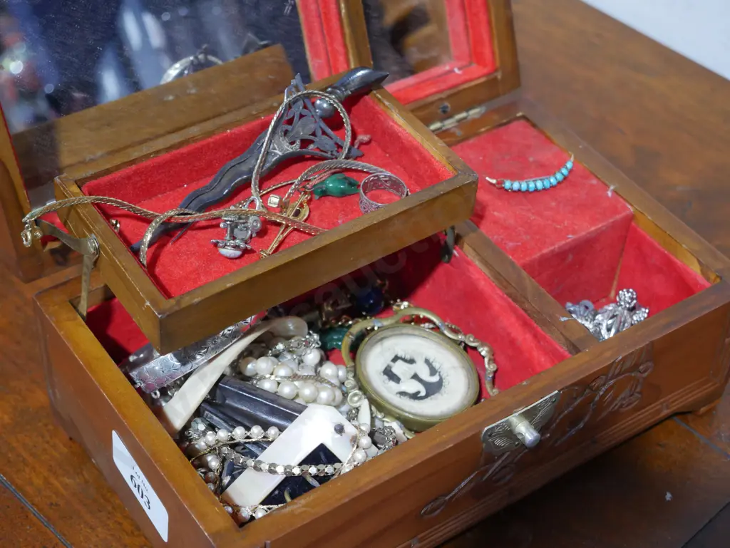 Jewellery box & contents Image 1++