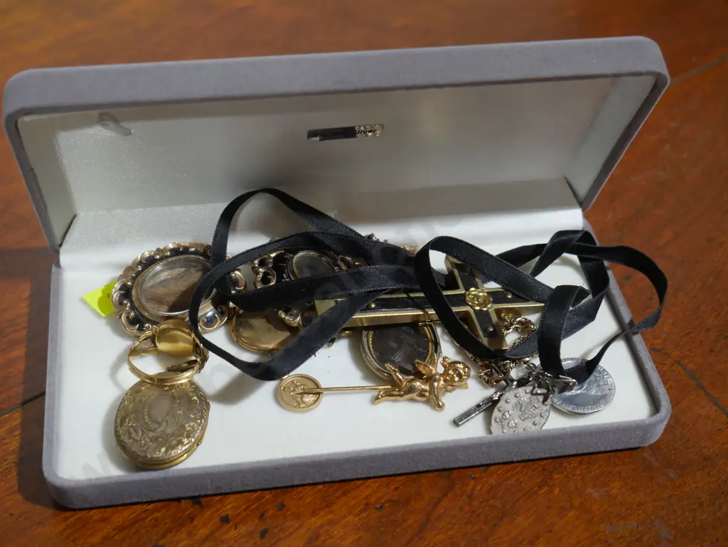 Crucifix, jewellery etc Image 1++