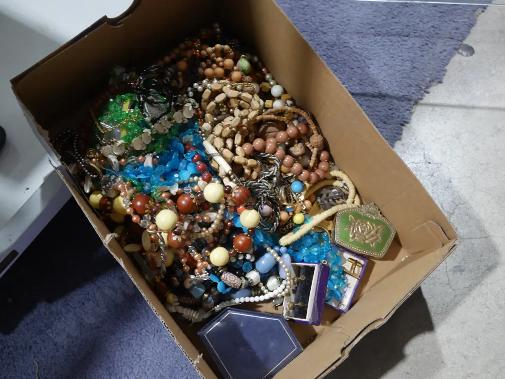 Costume jewellery Image 1++