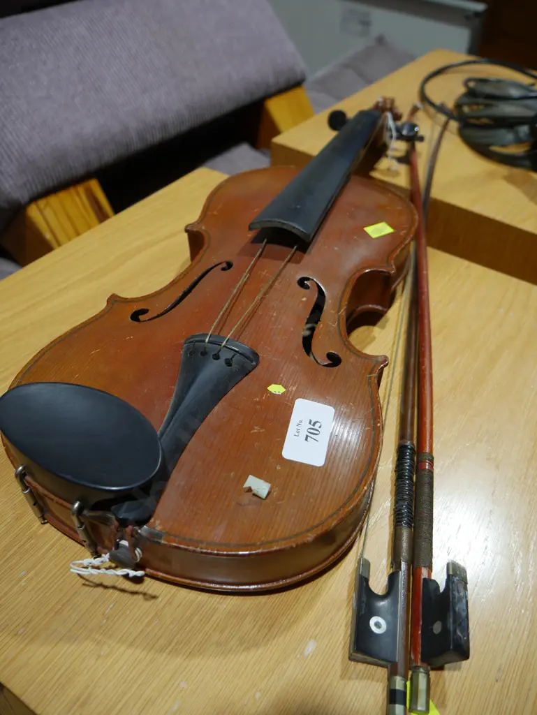Violin and 2 bows Image 1++