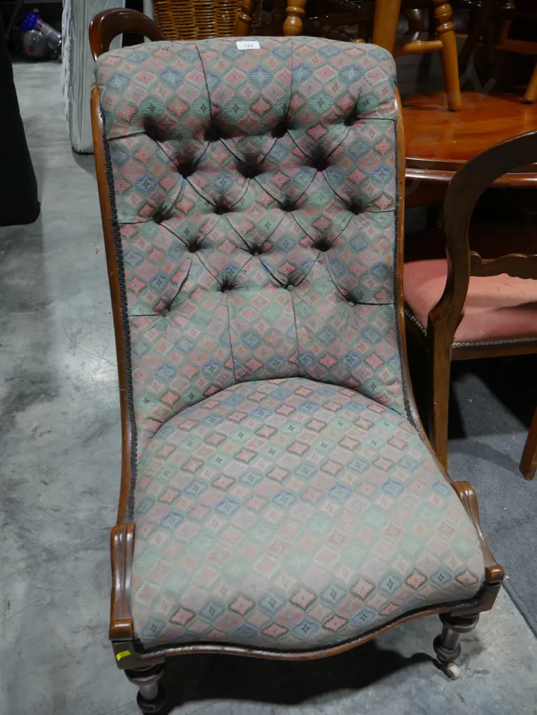 Deep buttoned easy chair Image 1++