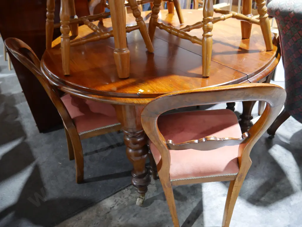 Extending dining table and 5 chairs Image 1++