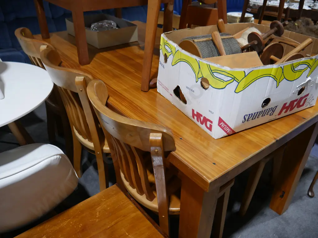 Dining table and 6 chairs Image 1++