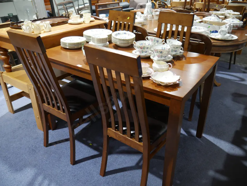 Dining table and 4 chairs Image 1++