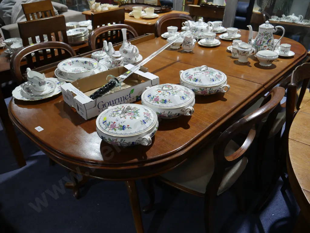 Extending Dining table and 6 chairs Image 1++