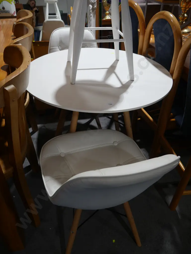 Small dining table and 2 chairs Image 1++