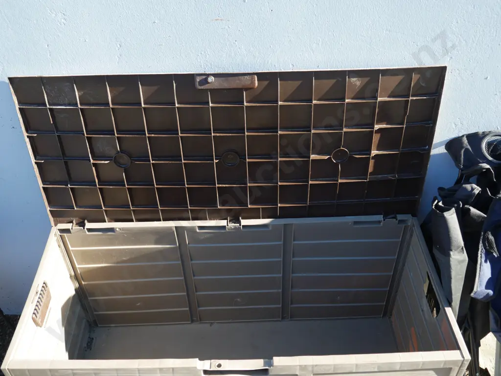 Plastic outdoor storage trunk Image 1++