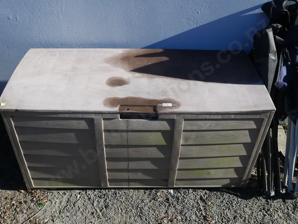 Plastic outdoor storage trunk Image 1++