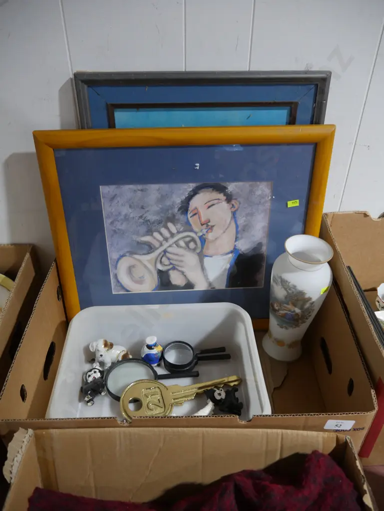 Artworks, vase, dog ornaments etc Image 1++