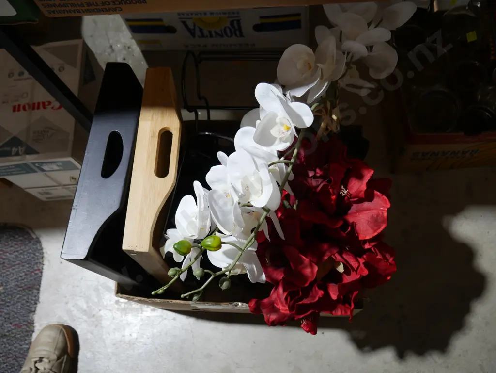 Wooden trays, vase and artificial flowers etc Image 1++