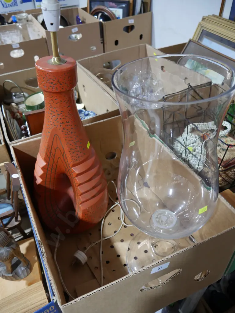Table lamp and large glass vase Image 1++