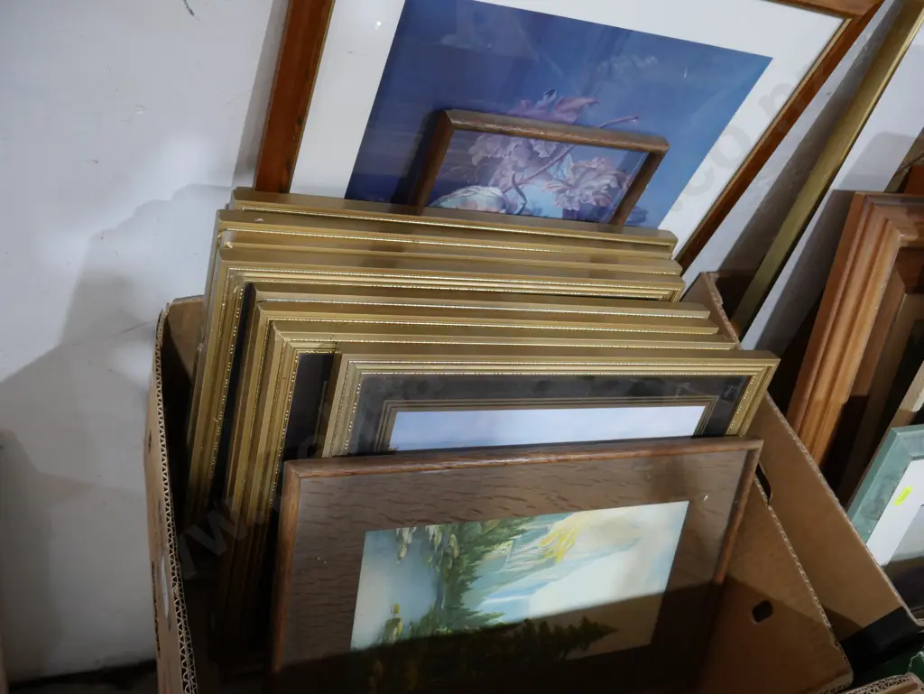 Box of artworks Image 1++
