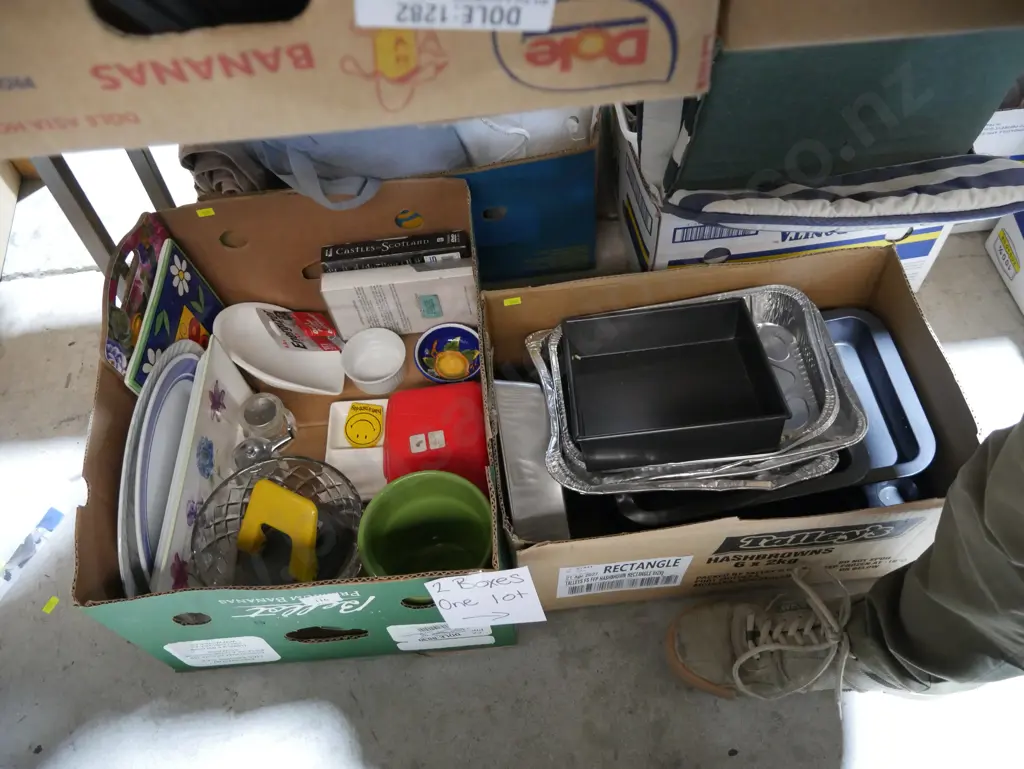 2 boxes of cooking trays, platters etc Image 1++