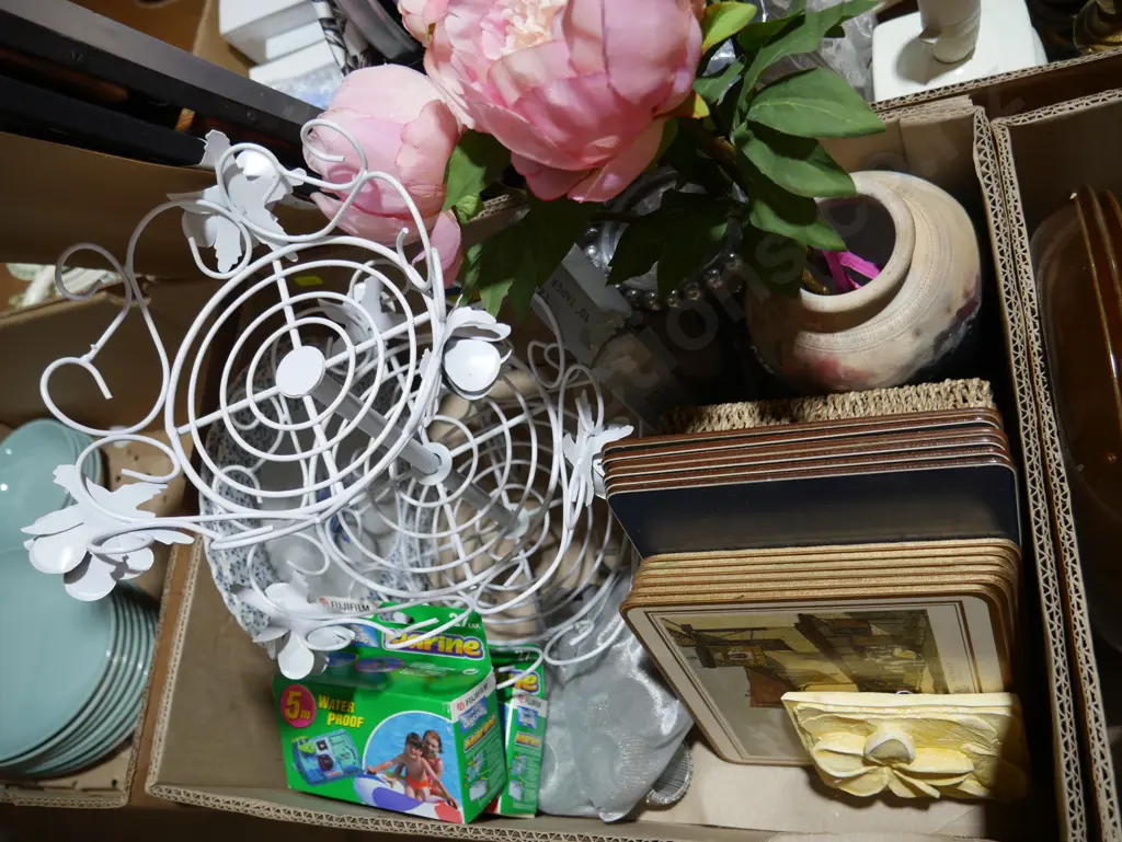 Placemats, waterproof cameras, vase etc Image 1++