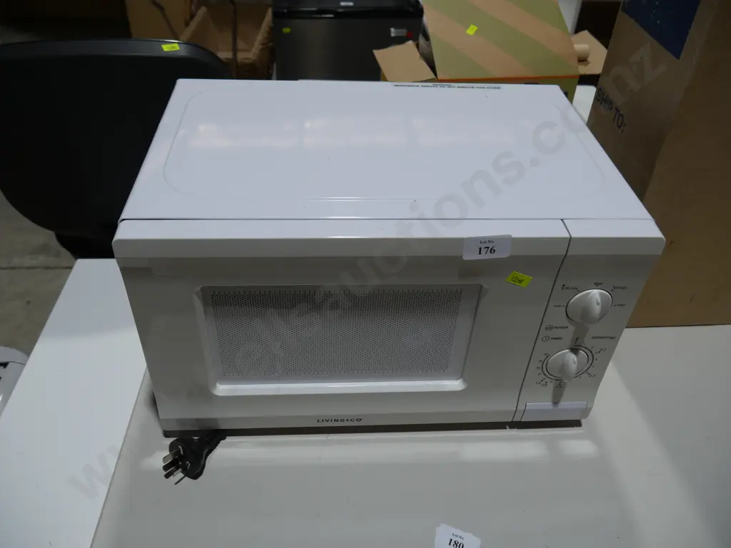 Living and co microwave Image 1++